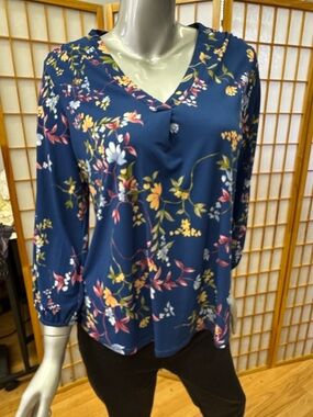 Two by Vince Camuto Blue Floral V-Neck Blouse with Multicolor Print